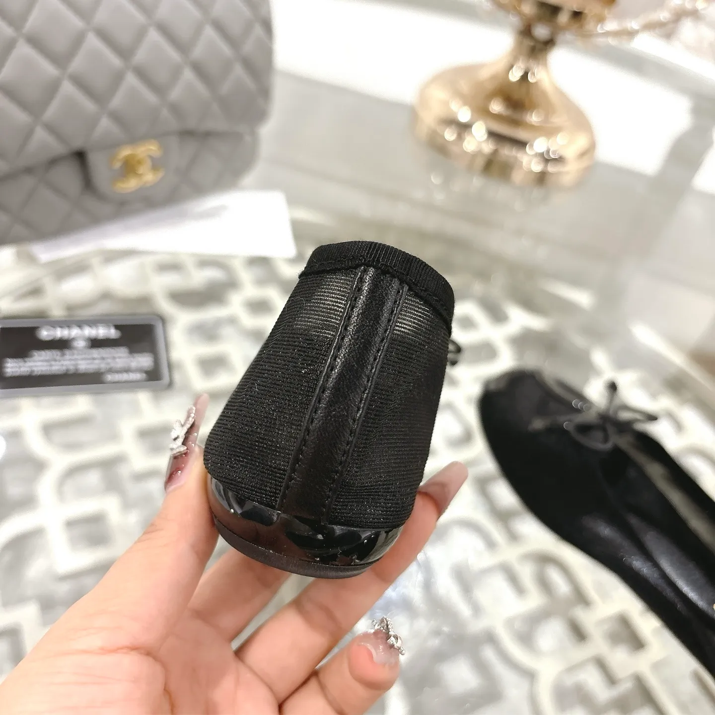 👟👟Ex-factory price 520👟👟 Mesh [purchase-level quality] CHANEL Xiaoxiang 25/A new summer bow-tie shoes 💃 This pair of "dancing shoes" is really breathtakingly beautiful! Made of cowhide fabric + exquisite electric embroidery, every detail exudes a sense of high-end ~ classic bow design, Italian genuine leather sole, comfortable and elegant on the feet, a perfect must-have for fairies!  🌟 All counters are from the same source! All materials are customized according to the original 1:1, and are developed and patterned from genuine products. The quality is absolutely assured ~ a classic that must be bought every year, a versatile artifact that looks great whether paired with skirts or jeans!  💖 The perfect finishing touch for summer outfits, sisters, just do it! 👉 Fabric: Imported sheepskin Lining: Imported sheepskin Outsole: Private molded outsole Size: 35-40